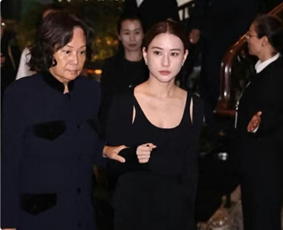 陈婉珍送走何超蕸站立不稳，何猷启带小老婆现身，何超云牵男友