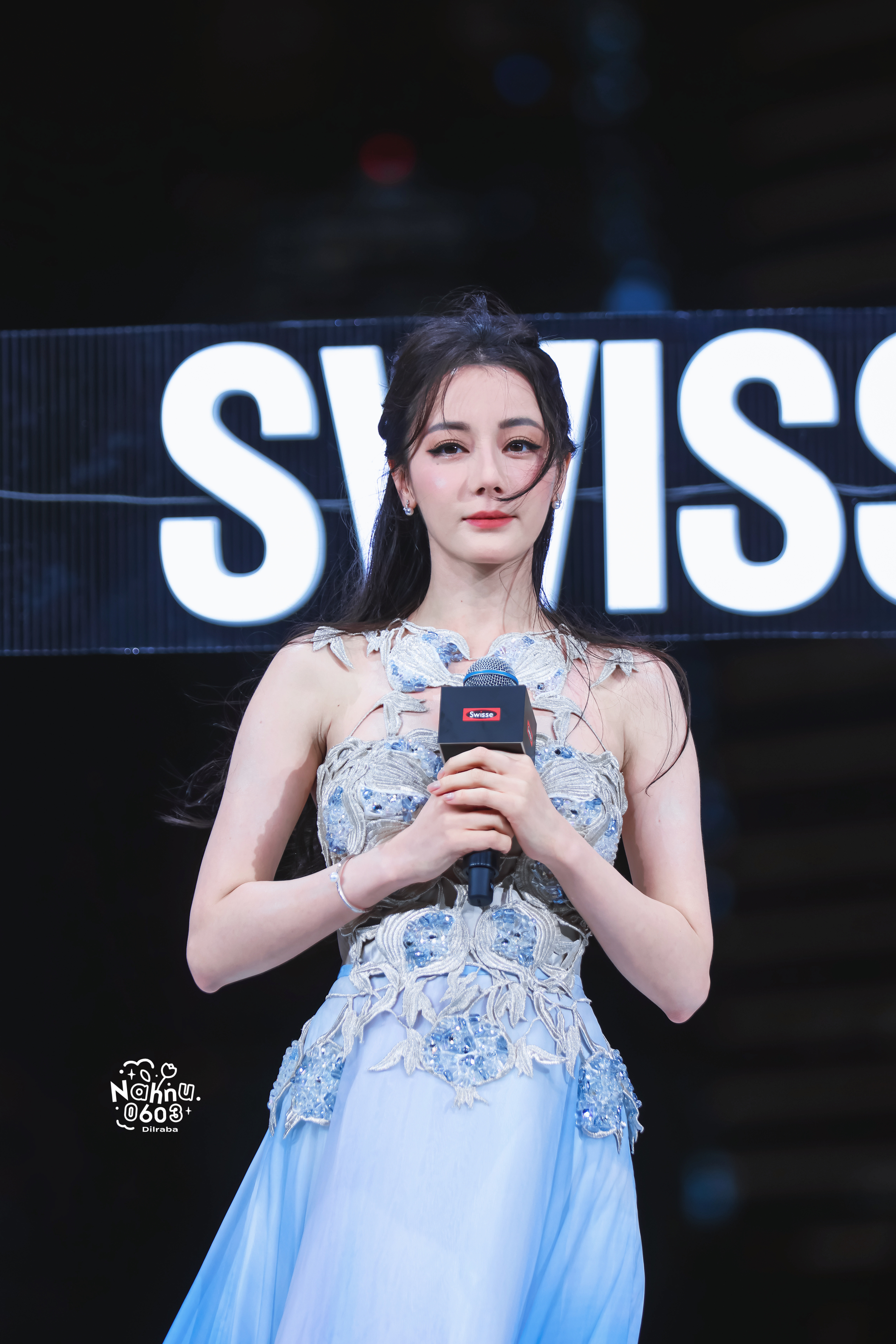 迪丽热巴是把“易碎感精致”焊在身上的程度。