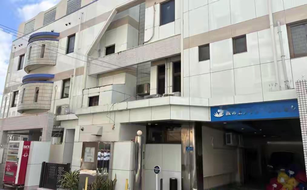 标题：冲绳酒店命案！驻日美军士兵涉案被捕，当地多年积怨再次爆发冲绳爆出一桩令人揪心的命案。一名39岁