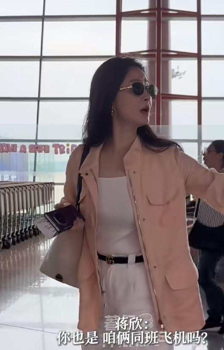 蒋欣：瘦成这样，剧组饭还抢不到啊？黄小蕾：你倒是圆润了，华妃娘娘伙食不错啊。