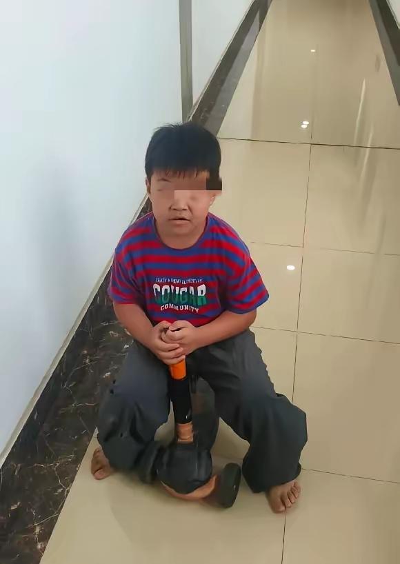 在河南荥阳，一位七岁小男孩的暖心举动，刷遍了各大社交平台。稚嫩的孩子，用最笨拙也