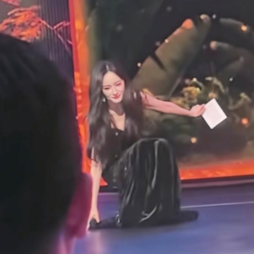 杨幂摔跤，按理说应该多少带着惊讶地表情，但她的表情里没看到什么慌张惊讶，而是看了