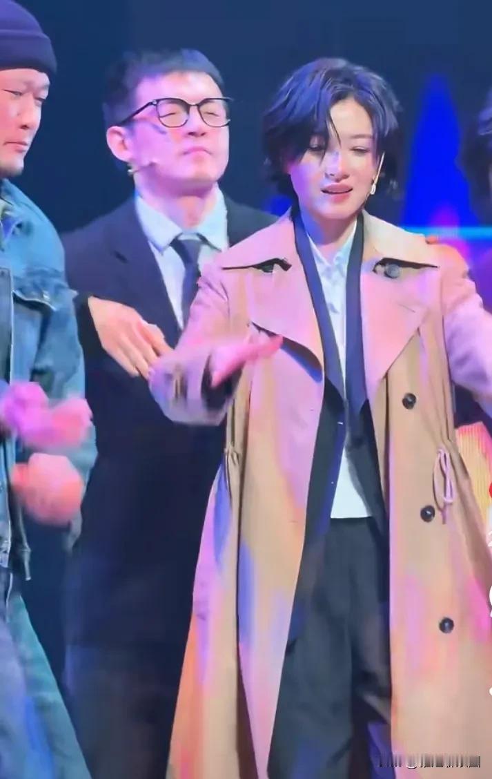 万茜的快乐能传染，每次看见她开心的跳舞就会不自觉的跟着她舞动。而且感觉她很有舞感