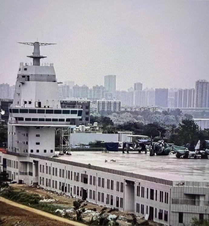 武汉新航母楼高清照来了，图2是新航母楼和当时“福建”舰航母楼的一个比对，新舰岛底