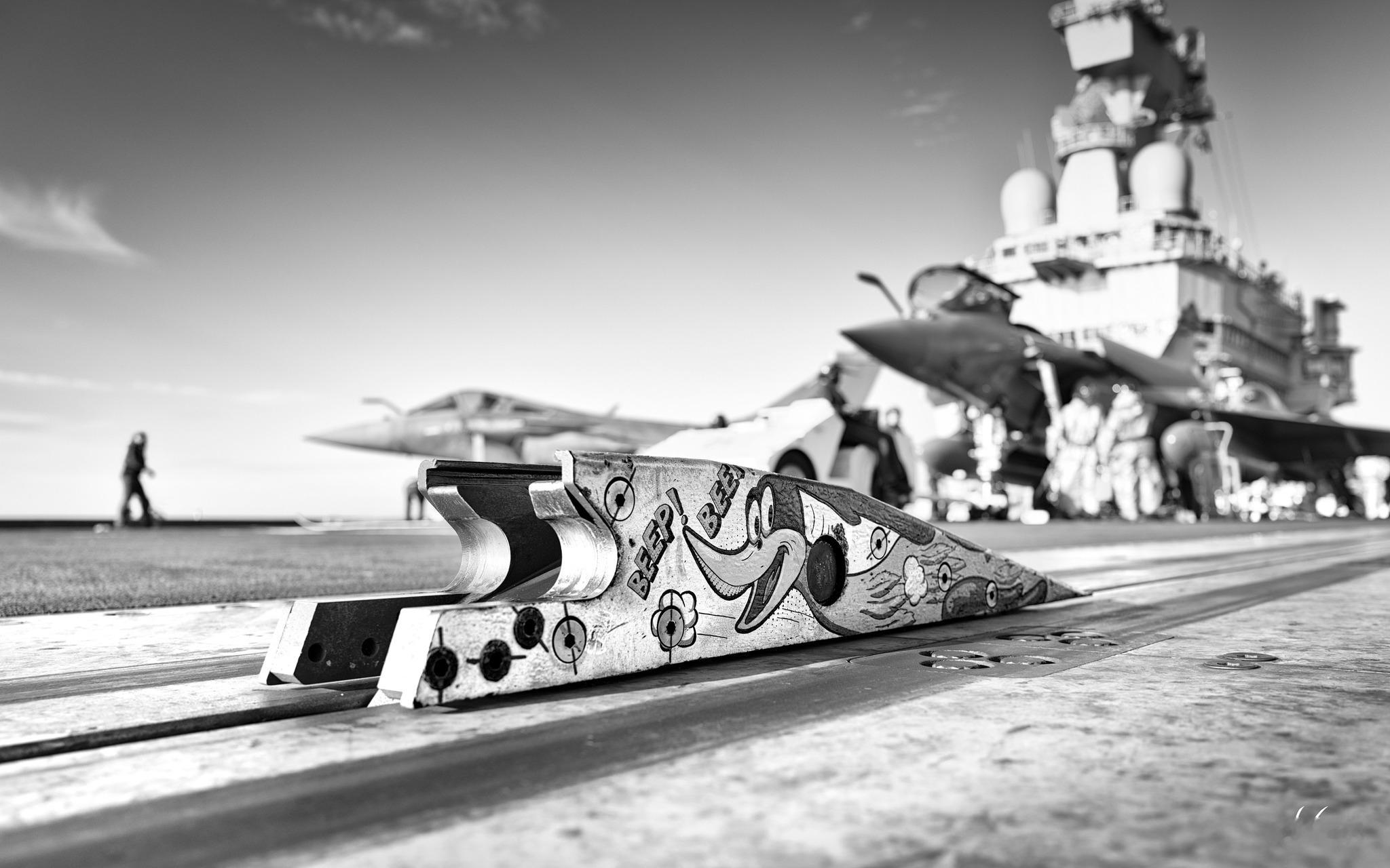 法国海军“戴高乐”号核动力航母上的蒸汽弹射器弹射滑块涂鸦每天认识一件兵器烽火问鼎