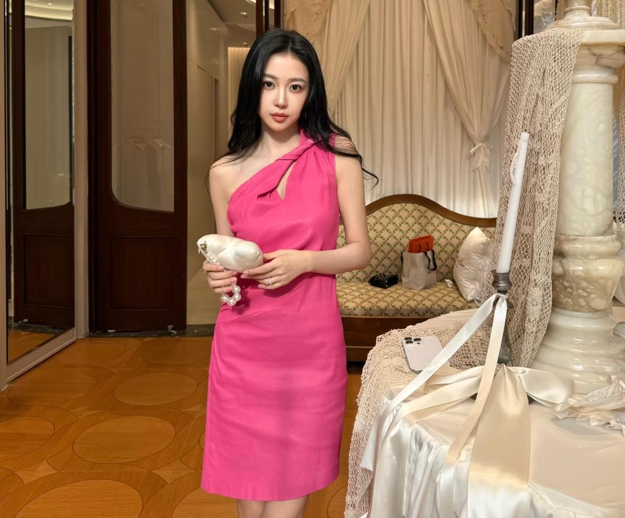 潘玮柏老婆晒出美照，有种古早千金的氛围感！不愧是当过空姐的人，这颜值身材杠杠的，
