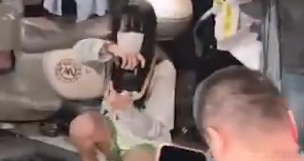 不懂就问：这位“黑衣人”拿的什么道具？好眼熟啊！我在香港黒暴中曾看到过，只是颜色