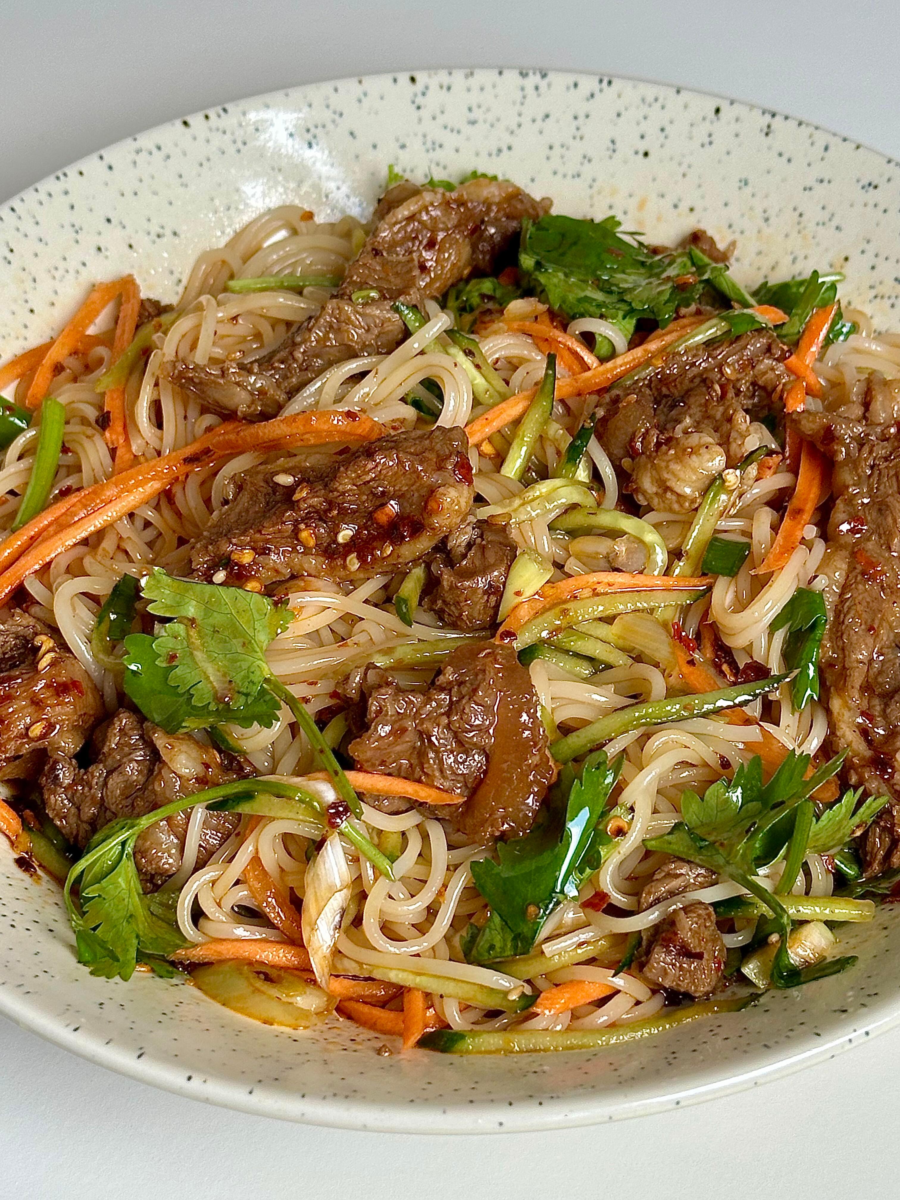 香辣牛肉拌冷面🍜感觉比面馆的好吃呢😋料汁一浇，牛肉一拌🥩，还有冷面的弹滑劲