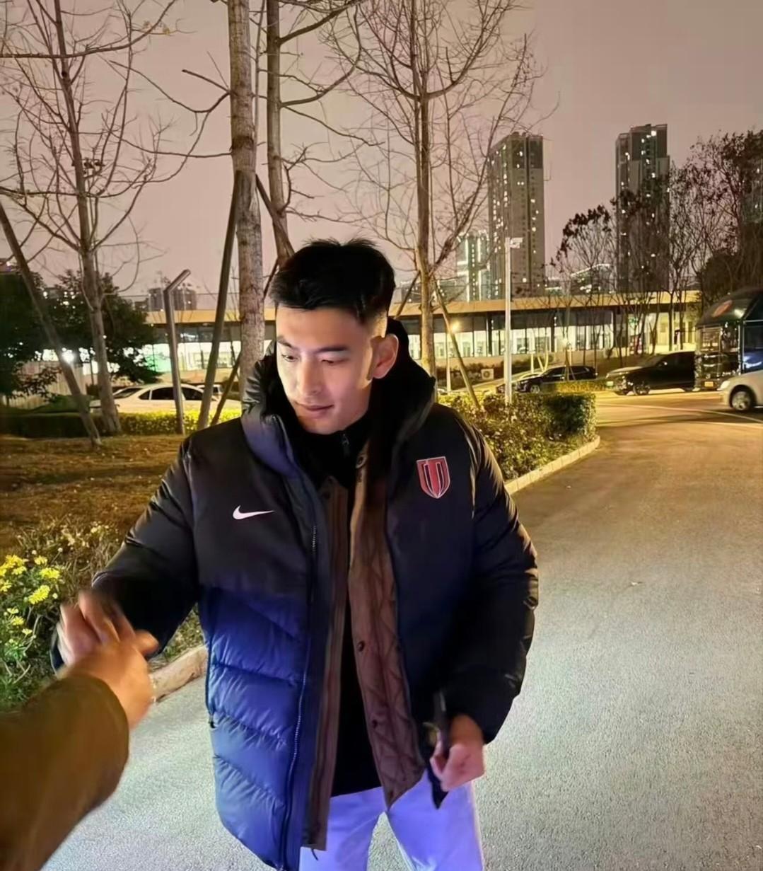 王子铭抵达成都，坚守八年终究离去!在北京国安坚守八年29岁的王子铭，元旦过后自