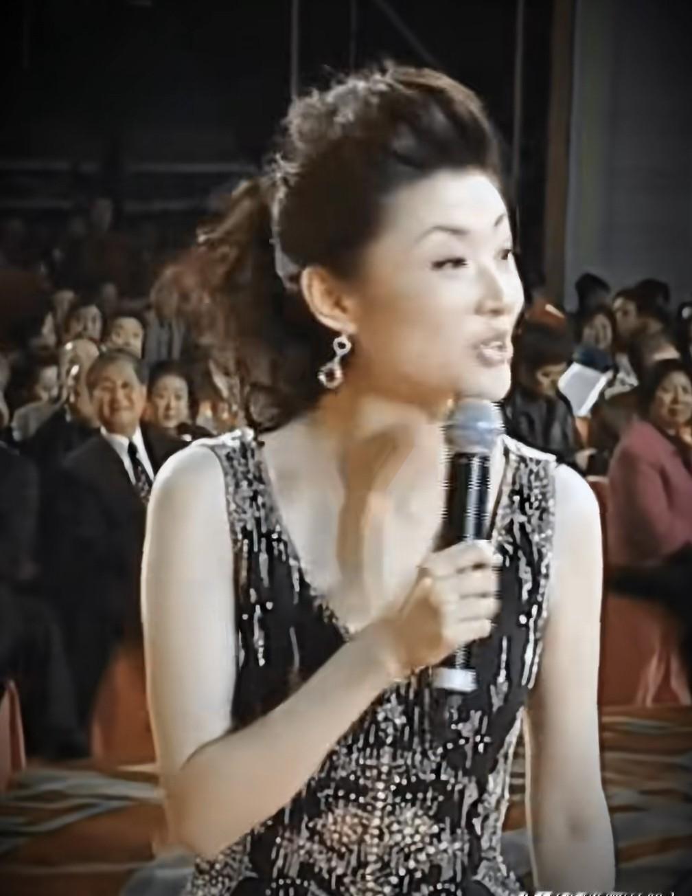 她亲手埋葬了春晚的自己。你只知道她陪伴你过年，不知道她后来把台前光环全砸了，一