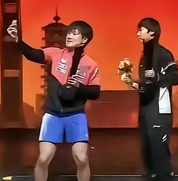 史上，最不友好的冠军合照。一个扬眉吐气，一个例行公事。曼玉表情是僵的，身体是木的