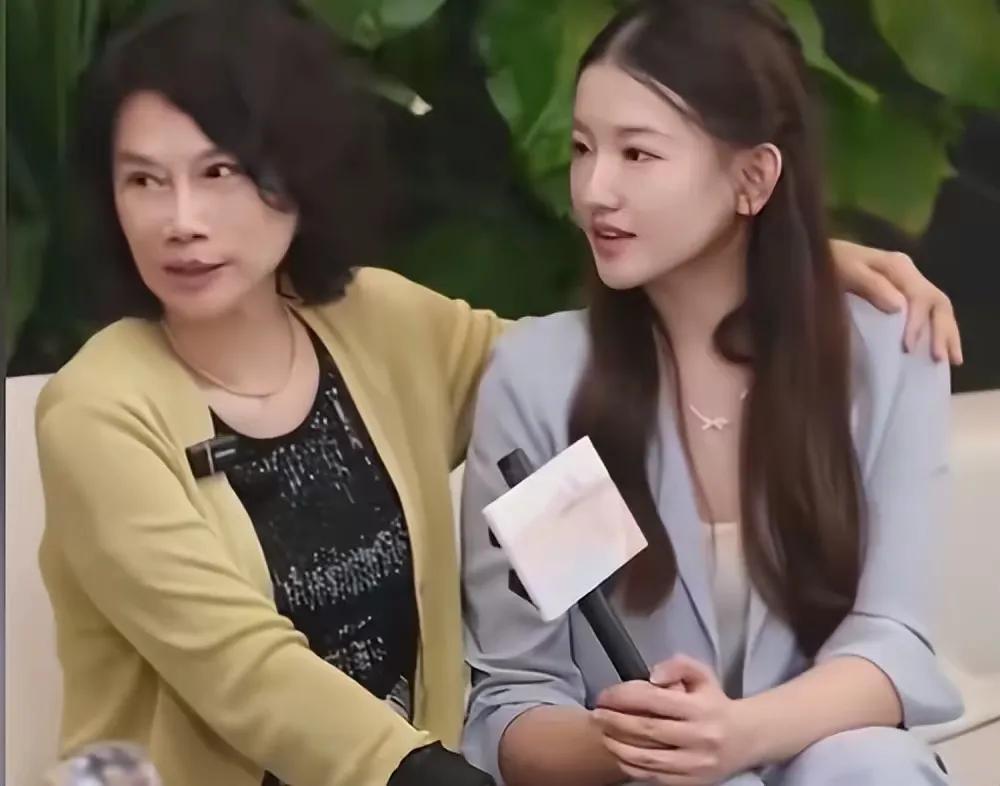 董明珠与孟羽童的直播合体，很多人看到照片和视频后，都说这是冰释前嫌了？也有人说这
