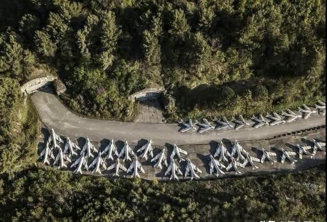 2019年，英国一名男子带着无人机，来到素有“碉堡王国”之称的阿尔巴尼亚探险。突