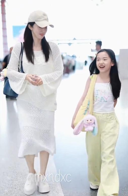 #董璇再婚后首现身#董璇官宣再婚后，携带女儿小酒窝首次现身，我的注意力全在小酒