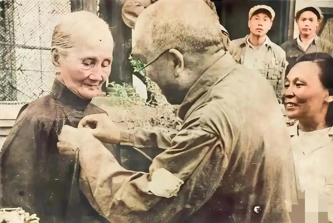 1951年，谢觉哉为方志敏母亲佩戴纪念章这张上色老照片拍摄于1951年的南昌