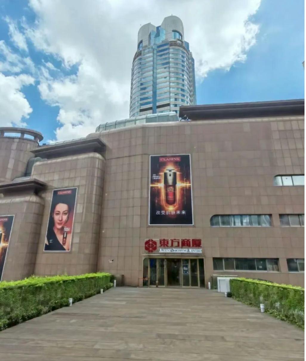 时代变了。90年代东方商厦刚开业时，一些营业员是到高中去招的高二学生，人家直