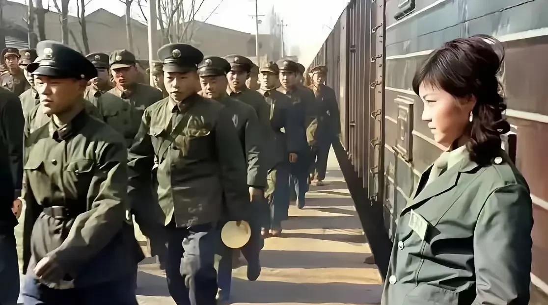 这是1985年在宝鸡火车站的站台上，一列满载士兵和物资的火车停靠，士兵们排着整齐