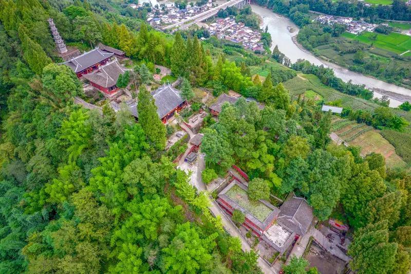 七彩佛图山“七彩佛图山”位于卢山县城西南具有古之芦山外八景之一的