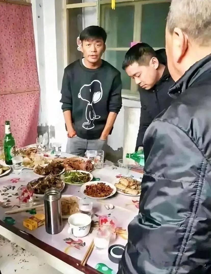 王宝强回老家请客吃饭，没想到堂堂一个影帝，吃的如此简单，没有豪华的桌子，也没有丰