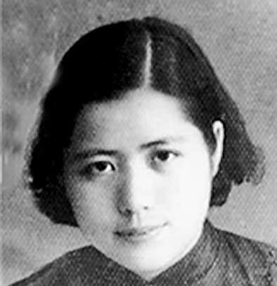 1942年，一名年轻漂亮的女战士为掩护战友转移，被日军围困洞穴。日本军官在洞口踱