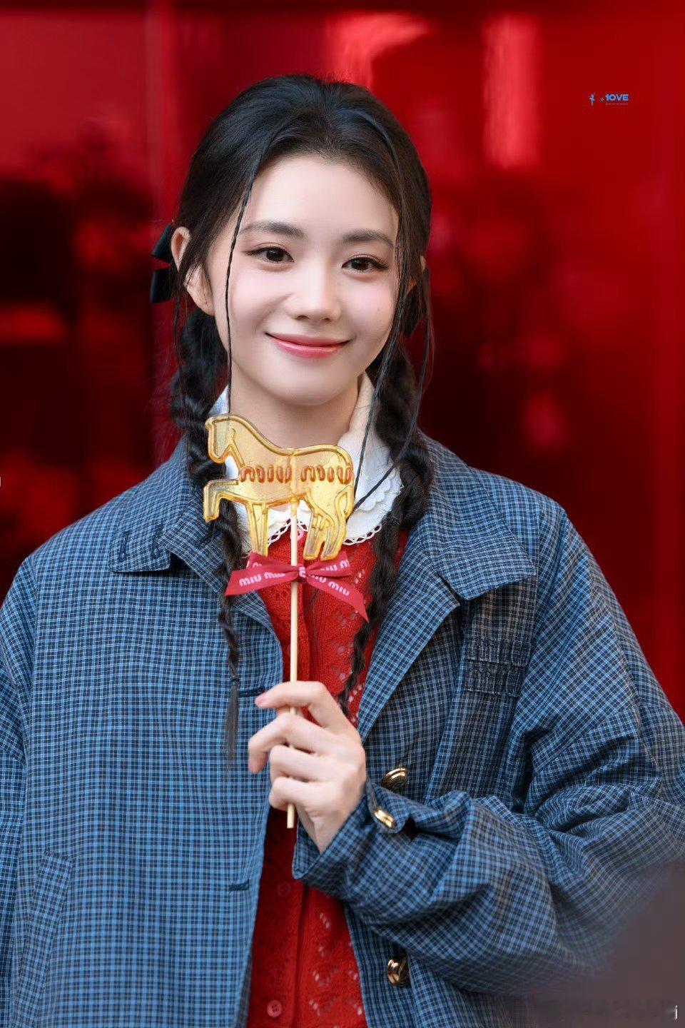 刘浩存亮相MIUMIU新春活动，存子好明媚甜酷😎