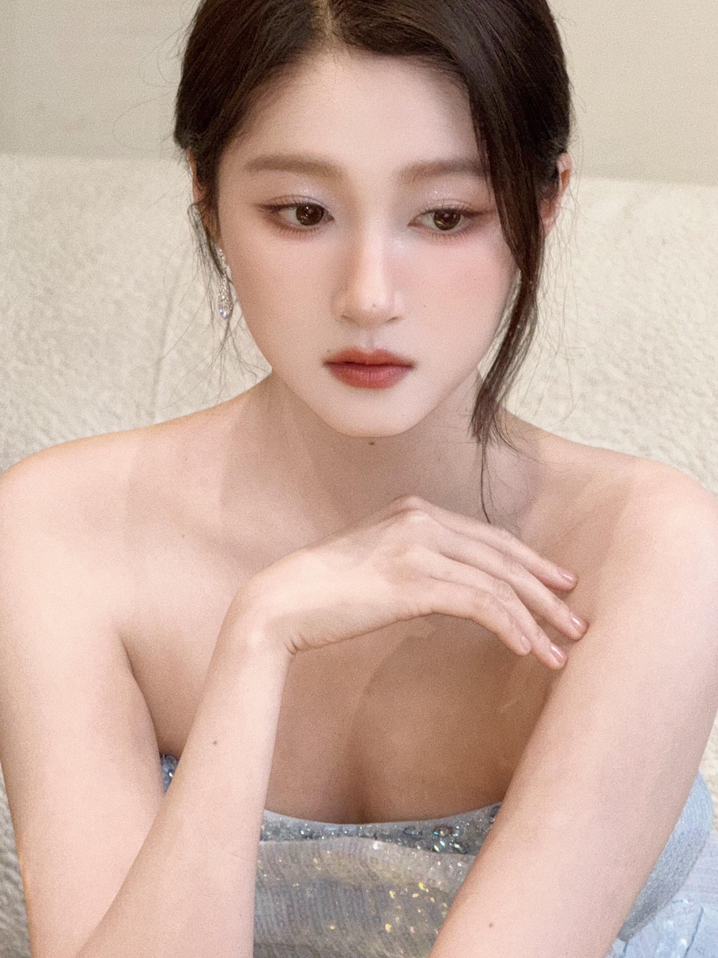 关晓彤精心布置的夏日九宫格化妆师发布关晓彤今日直播的定妆照🩵​​​