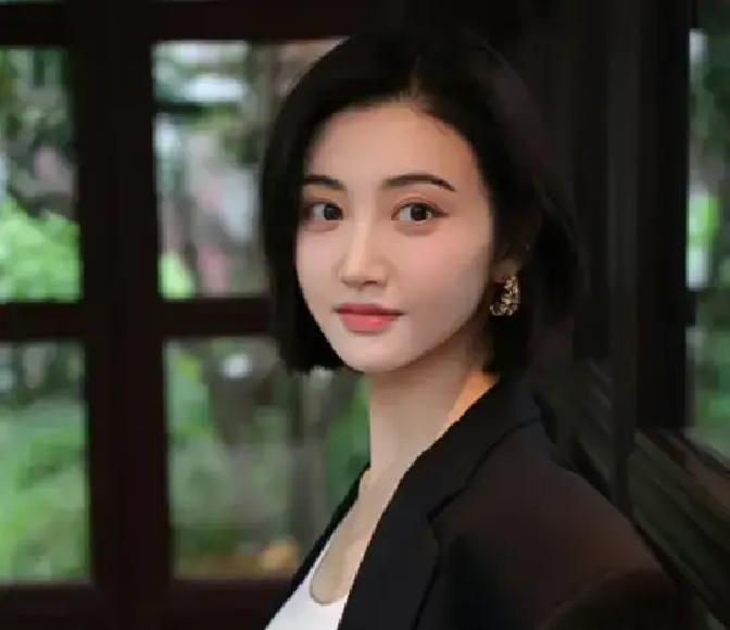 怪不得现在聪明点的小花都不怎么往富豪圈里扎了景甜摔的这一跤算是把娱乐圈里最残