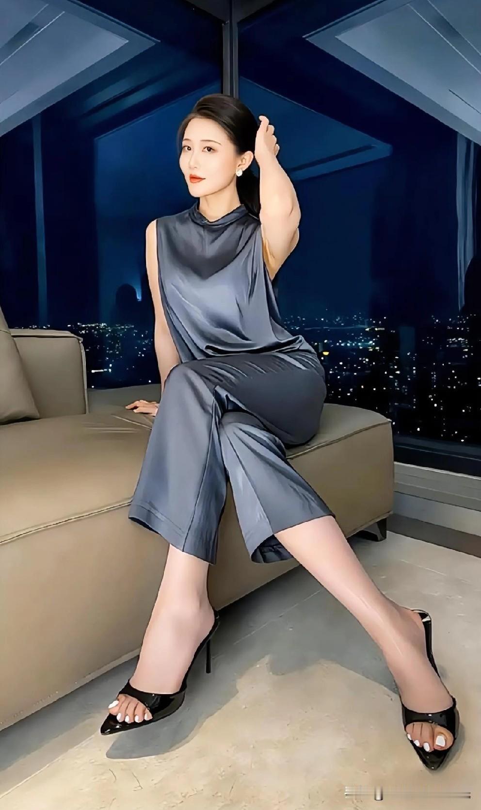 都市夜景下的优雅女人，时尚穿搭指南，优雅的女人你会原谅曾经对你不善良的人吗?