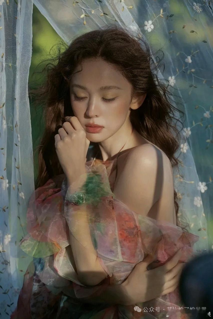 娜扎夏日草坪随拍娜扎这组草坪大片太绝了！绿意衬佳人，满屏都是自由又浪漫的氛围，一