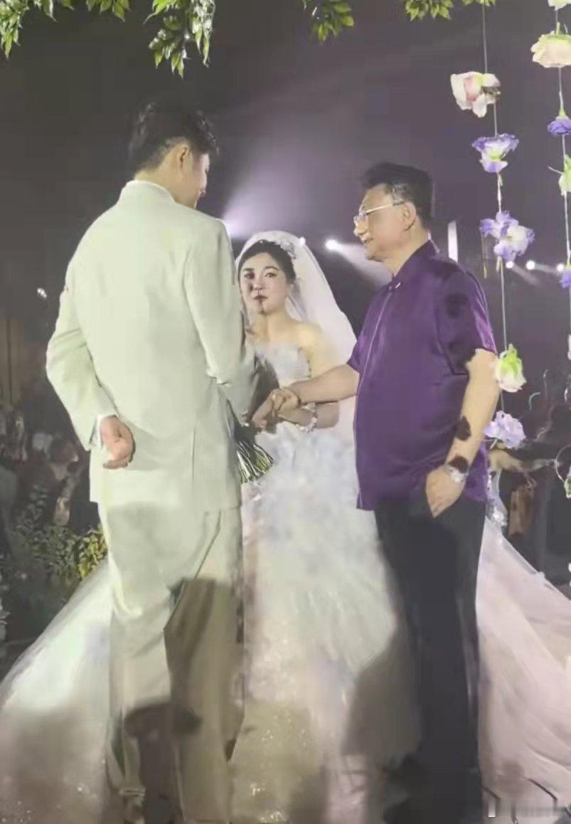 金龟子女儿补办婚礼，金龟子穿短裤被吐槽！​​​