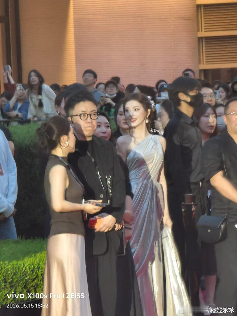 张予曦完全美神降临姐就是女王自信的光芒在张予曦的身上展现的淋漓尽致，看她笑的多