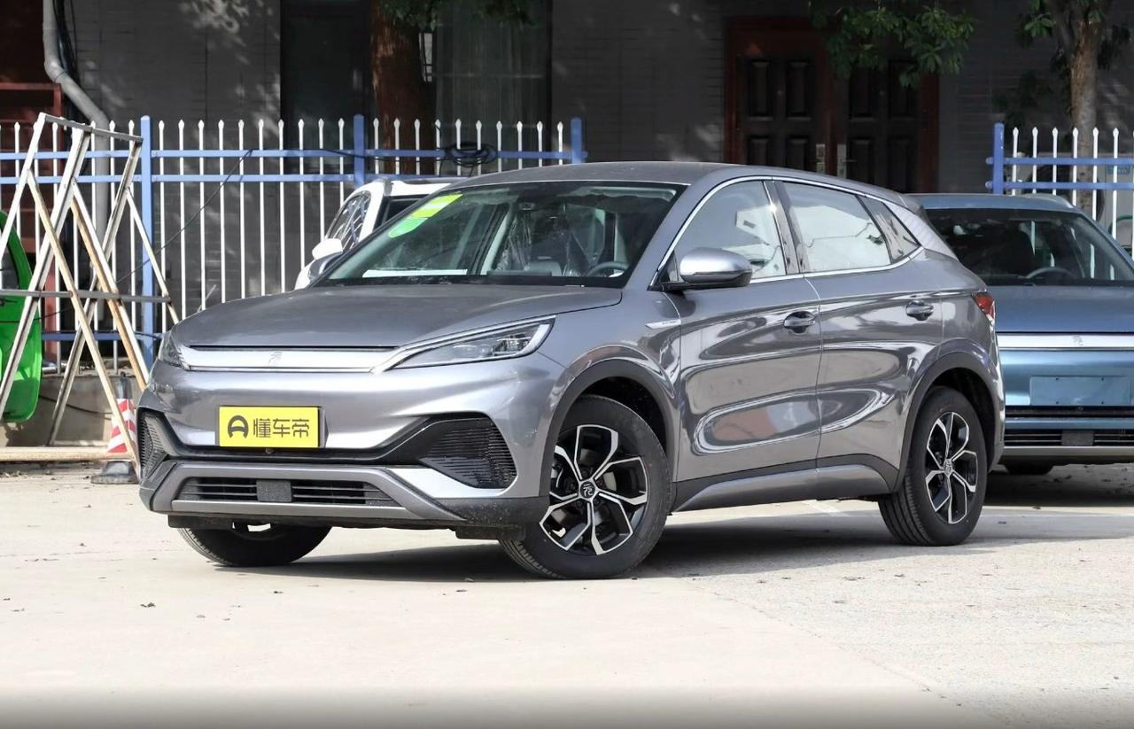 朋友上周找我，说想花10万出头买辆二手电车代步，看中了二手比亚迪元PLUS。我让