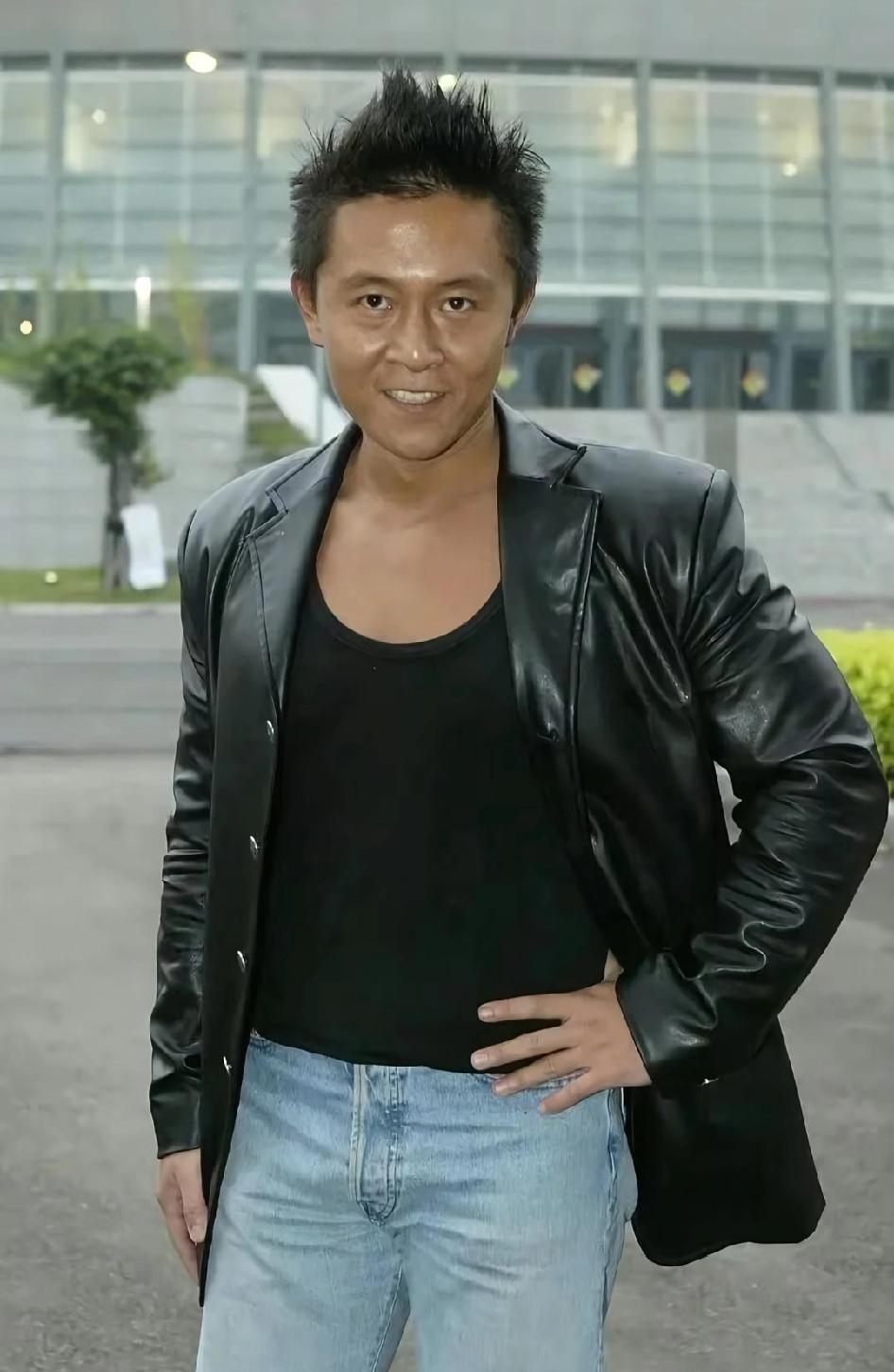 又一男明星死在家中，发出恶臭，才被人发现，其所养的小狗一直陪伴在旁边身边没人，