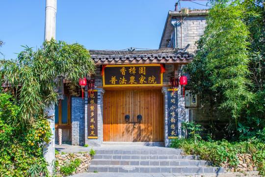 我最怕的事就是给婆婆打电话，因为我婆婆70多岁了又不识字，只会用老人机。这几