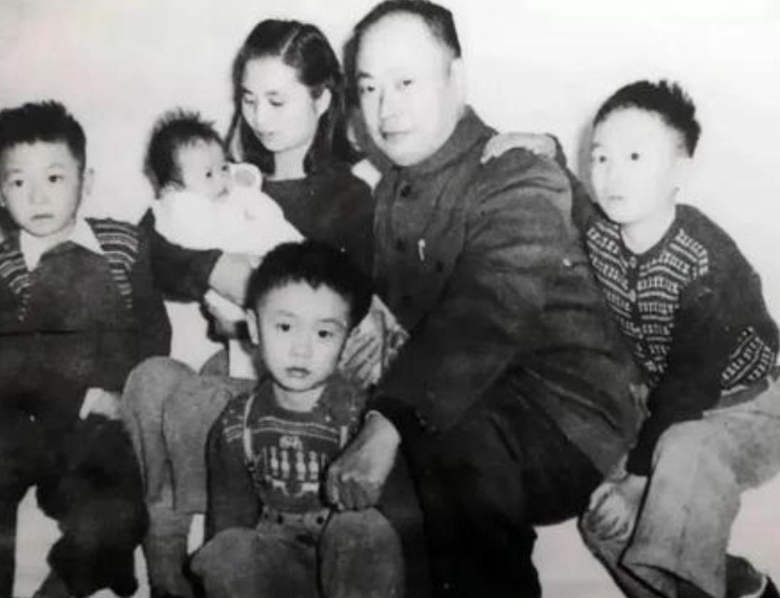 这是陈毅元帅1950年在担任上海市长留下的全家福。陈毅和妻子张茜于1940年结婚