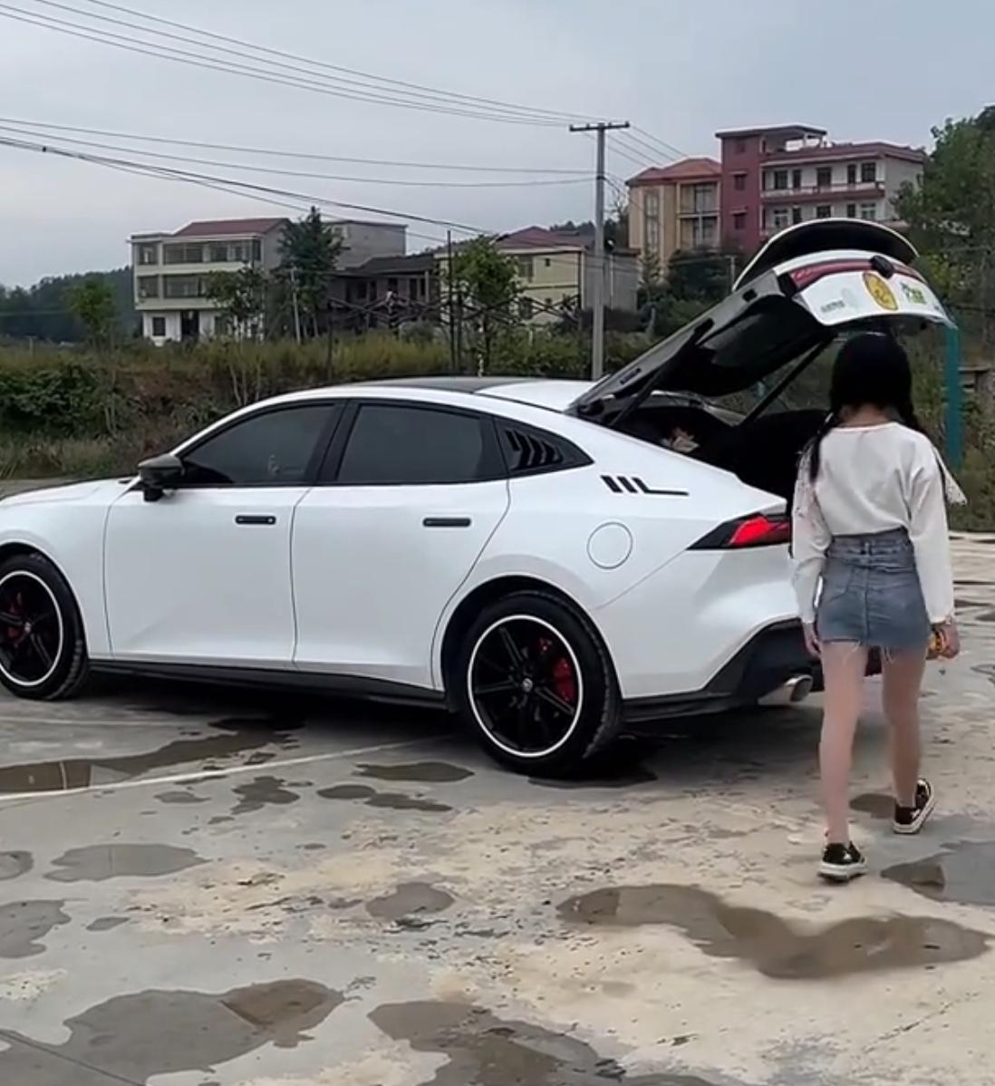 女友买车缺5万，我给她转钱时，她非要我备注“自愿赠与”，我瞬间寒了心！谈了2年