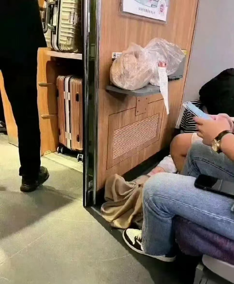 高铁上遇到的，好恐怖，没人管管嘛?