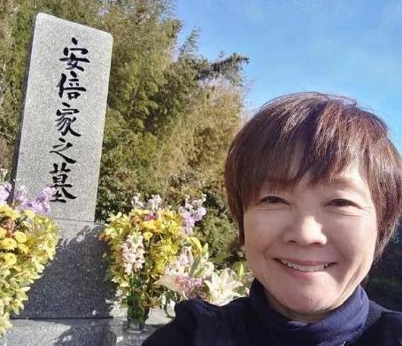 安倍晋三如果泉下有知，八成得气得翻个身，没想到他老婆安倍昭惠在他死后，居然开启了