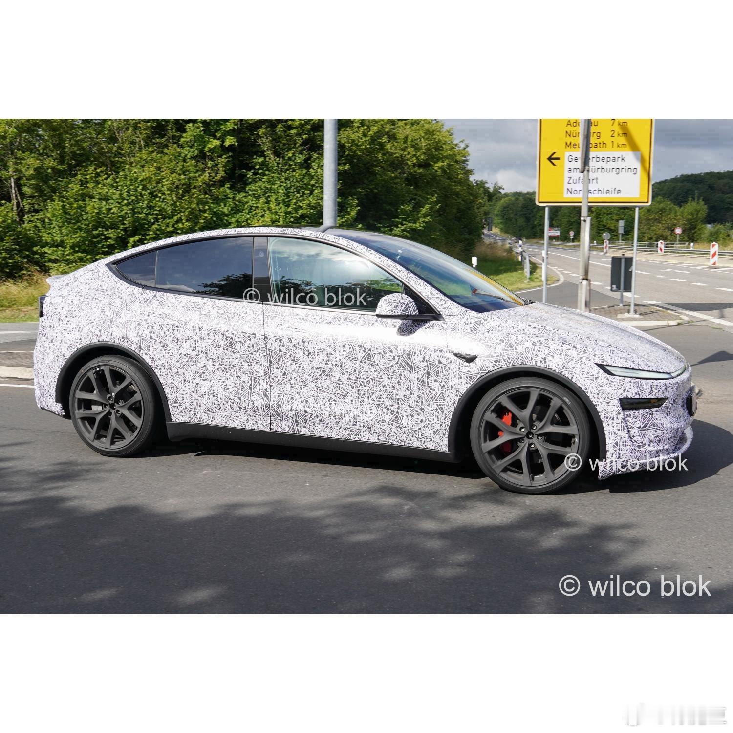 焕新ModelYPerformance这轮毂可以啊！​​​