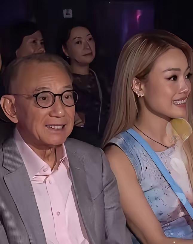 这下好了不仅是香港，全国人民都知道了！82岁的杨受成，45岁的容祖儿，两人