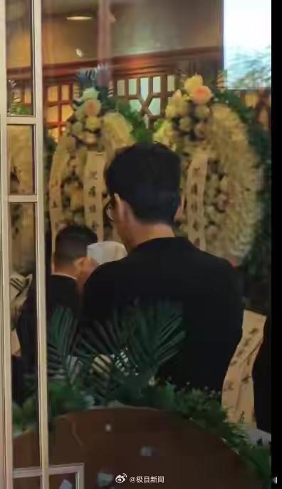 胡歌提前离场疑似送游本昌最后一程阿宝送爷叔最后一程！两人都是上海戏剧学院出身，游