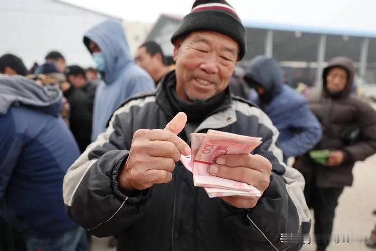 今年，国家给农民有以下补贴：60岁大爷攥着刚激活的