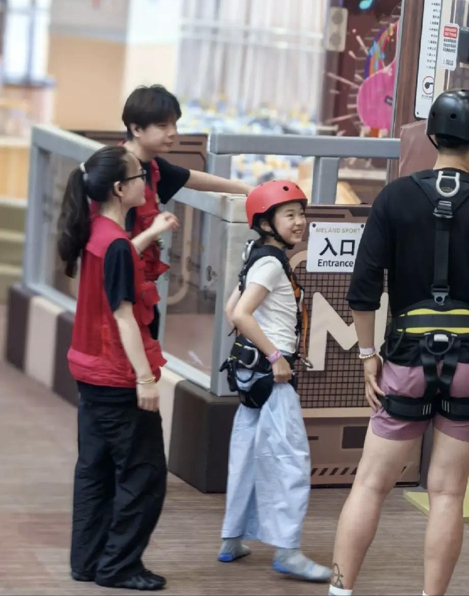 高云翔这一次去北京看望小酒窝，真的很用心，会带着女人去玩蹦极，而且不是看着女儿玩