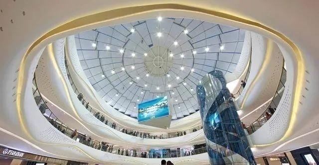 1999年，王健林创立5家万达，需玻璃上百吨，购员为4万回扣，只购福耀玻璃，曹德