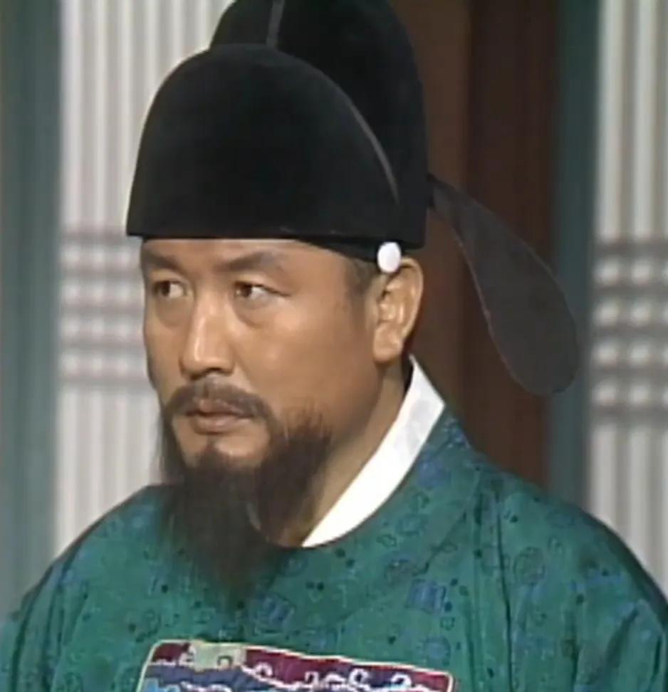 洪启禧，是朝鲜王朝的国君英祖在位时期的文臣与主要史官，历任多个部门职务，尤其是毕