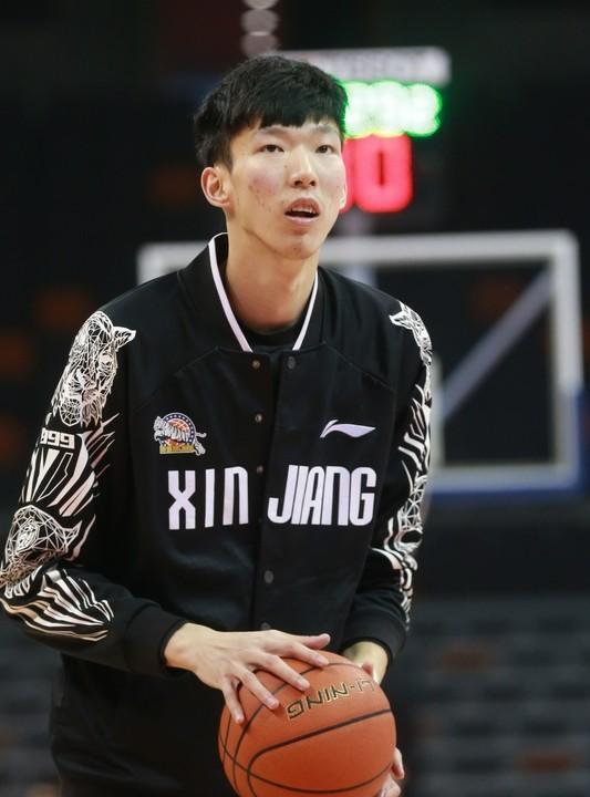 按理来说，周琦现在入选国家队对他来说意义并不大，因为CBA还有很多俱乐部排队想签