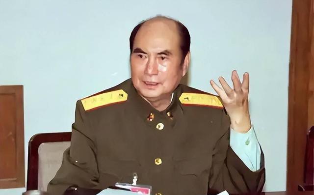 1996年，时任中央军委副主席的张万年，来到山西视察，在饭桌上，他听到了一名部队