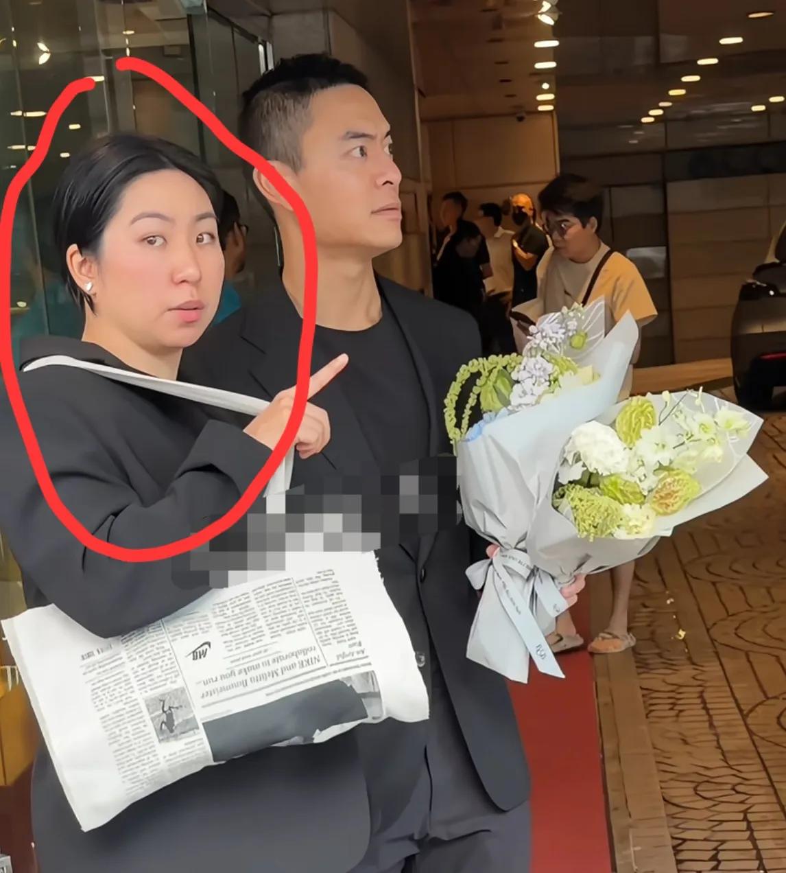 林青霞的大女儿邢爱林，罕见露面！她和一位帅气男子，一起出席了施南生的葬礼。邢