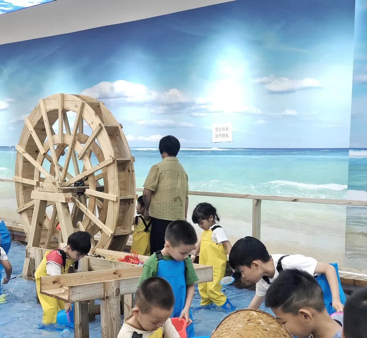 最近中小学不用穿校服的风气越来越严重。名义上说解放孩子天性，实际还是促销费。