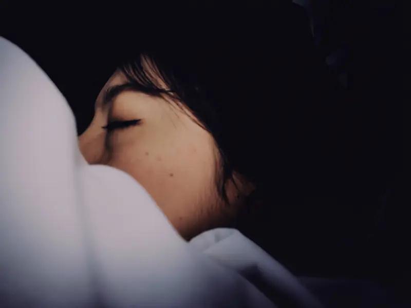 一夜深睡眠50分钟左右就达标，这打破了“睡得越久越好”的误区。其实睡眠质量远比时